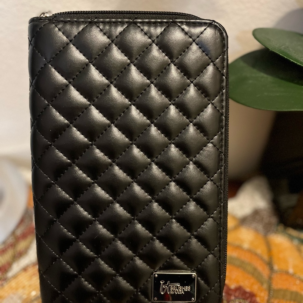 IT Cosmetics Brush Case by Ulta. Black Quilted Zippered Brush Case. EUC
